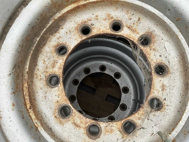 Bridgestone vrachtwagenband met velg (3x) - afbeelding 3 van  6