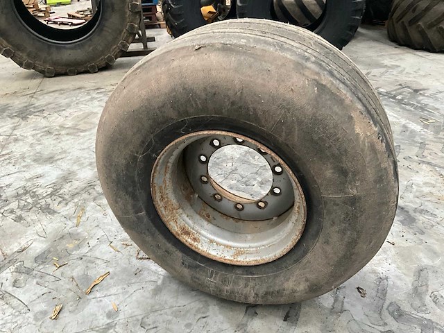 Bridgestone vrachtwagenband met velg (3x) - afbeelding 4 van  6