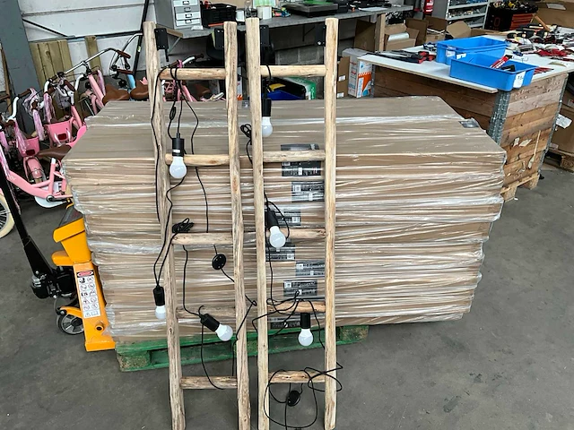 Brilliant vloerlamp ladder met voetschakelaar showmodel (2x) - afbeelding 1 van  4