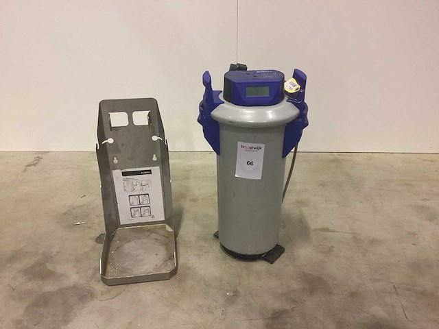 Brita met houder ontkalkmachine - afbeelding 1 van  4