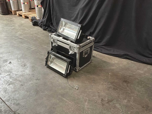 Briteq bt-strobe 3000 andere verlichtingstechnologie - set van 2 strobes met flycase - afbeelding 1 van  8