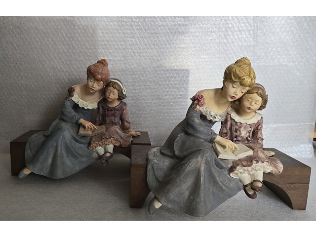 Brocante: 2x beeld hars op houten sokkel - afbeelding 1 van  7