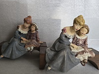 Brocante: 2x beeld hars op houten sokkel - afbeelding 1 van  7