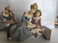 Brocante: 2x beeld hars op houten sokkel - afbeelding 2 van  7