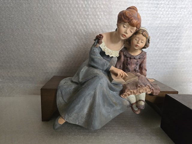 Brocante: 2x beeld hars op houten sokkel - afbeelding 3 van  7