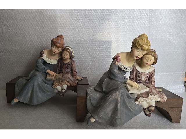 Brocante: 2x beeld hars op houten sokkel - afbeelding 1 van  7