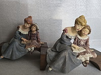 Brocante: 2x beeld hars op houten sokkel - afbeelding 1 van  7