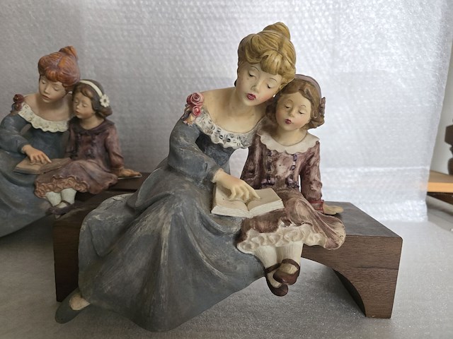 Brocante: 2x beeld hars op houten sokkel - afbeelding 2 van  7