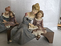 Brocante: 2x beeld hars op houten sokkel - afbeelding 2 van  7