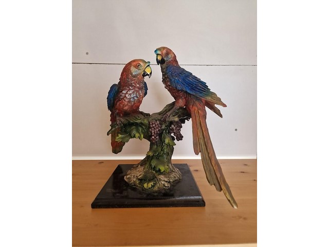 Brocante: ara's op tak in hars - afbeelding 1 van  4