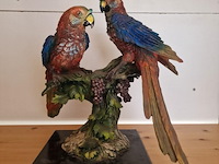 Brocante: ara's op tak in hars - afbeelding 1 van  4