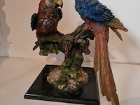 Brocante: ara's op tak in hars - afbeelding 2 van  4