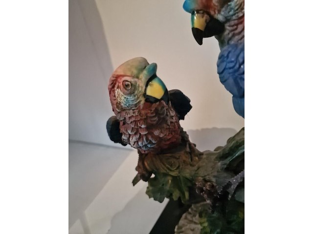 Brocante: ara's op tak in hars - afbeelding 3 van  4