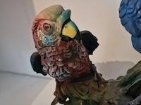 Brocante: ara's op tak in hars - afbeelding 3 van  4