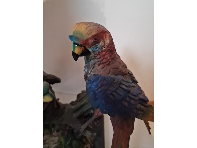 Brocante: ara's op tak in hars - afbeelding 4 van  4