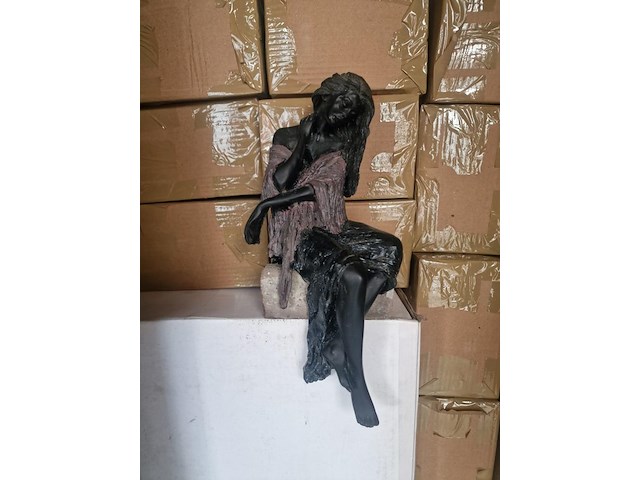 Brocante: dame hars op steen, hoekbeeld - afbeelding 1 van  4