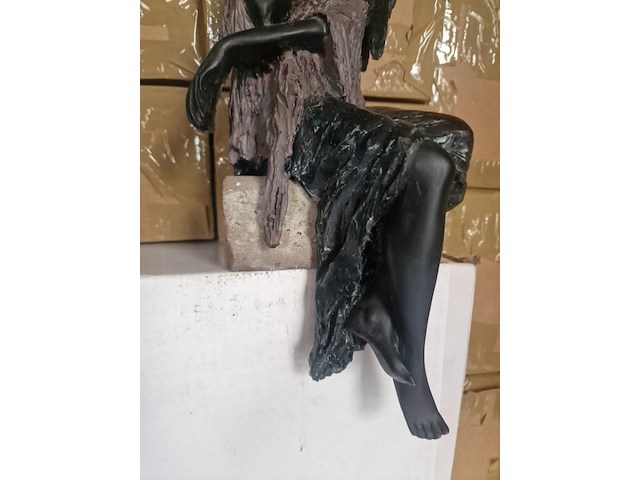 Brocante: dame hars op steen, hoekbeeld - afbeelding 2 van  4