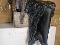 Brocante: dame hars op steen, hoekbeeld - afbeelding 2 van  4