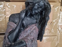 Brocante: dame hars op steen, hoekbeeld - afbeelding 3 van  4