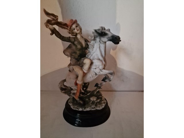 Brocante: dame op paard in hars - afbeelding 1 van  3