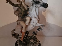 Brocante: dame op paard in hars - afbeelding 1 van  3
