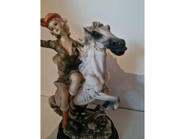 Brocante: dame op paard in hars - afbeelding 2 van  3