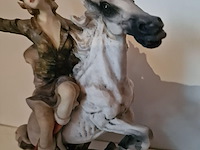 Brocante: dame op paard in hars - afbeelding 2 van  3