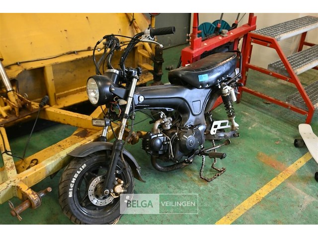 Brommer wrak - afbeelding 1 van  6