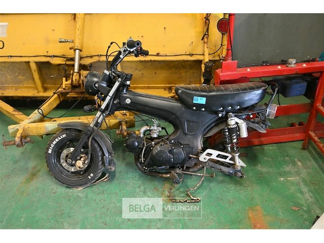 Brommer wrak - afbeelding 2 van  6