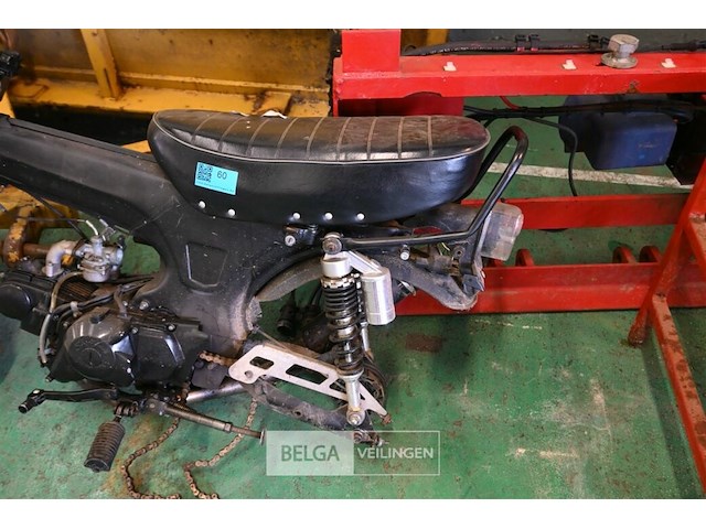 Brommer wrak - afbeelding 3 van  6