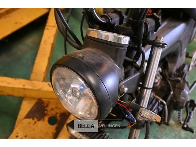 Brommer wrak - afbeelding 6 van  6