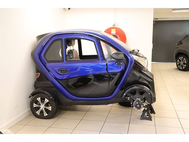 Brommobiel elektrisch met ontbrekende onderdelen - afbeelding 1 van  1