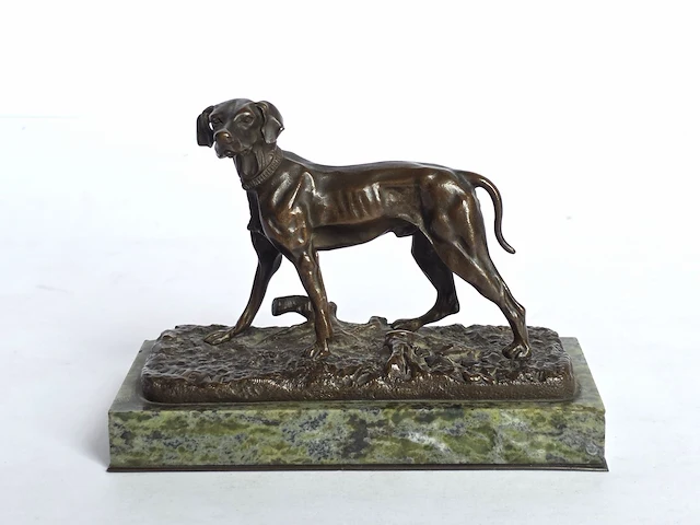 Brons sculptuur van een jachthond op marmeren... - afbeelding 1 van  3