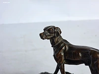 Brons sculptuur van een jachthond op marmeren... - afbeelding 2 van  3