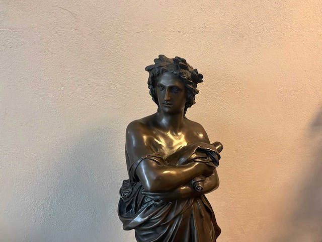 Bronzen beeld met natuurstenen voet - afbeelding 2 van  5