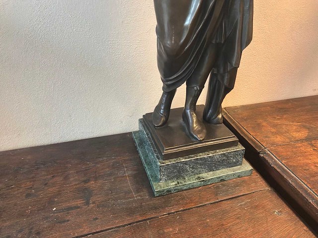 Bronzen beeld met natuurstenen voet - afbeelding 3 van  5