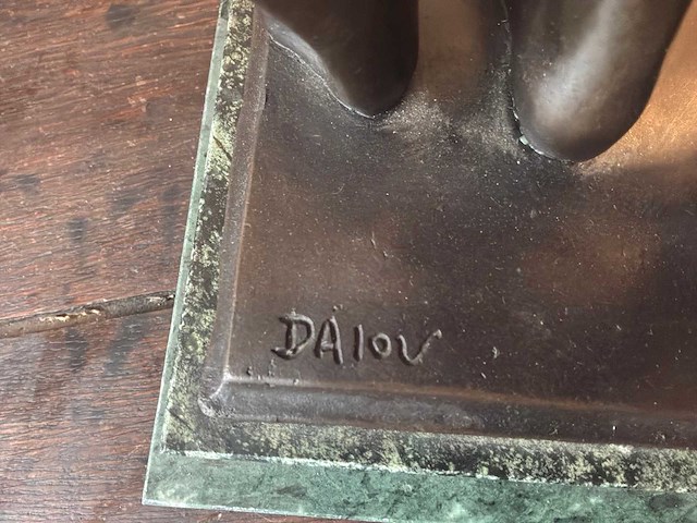 Bronzen beeld met natuurstenen voet - afbeelding 4 van  5