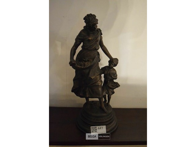 Bronzen beeld van moeder met kind - afbeelding 1 van  3