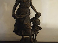 Bronzen beeld van moeder met kind - afbeelding 1 van  3