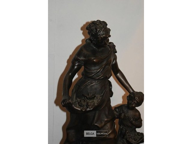Bronzen beeld van moeder met kind - afbeelding 2 van  3