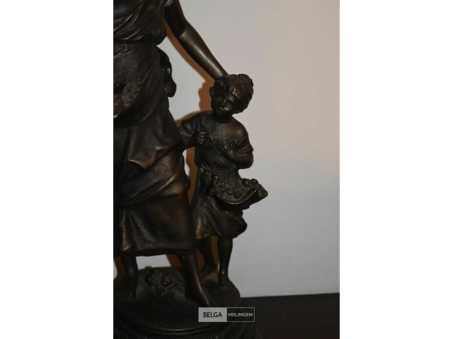 Bronzen beeld van moeder met kind - afbeelding 3 van  3