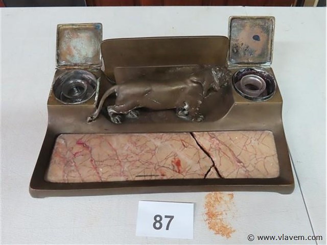 Bronzen inktstel met leeuwin - afbeelding 1 van  6