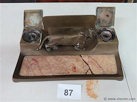 Bronzen inktstel met leeuwin - afbeelding 1 van  6