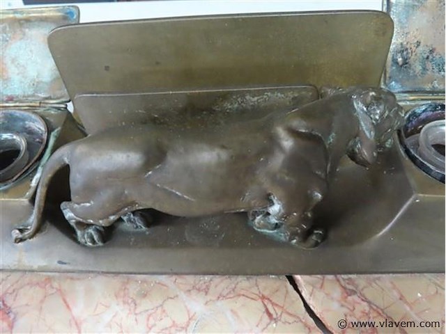 Bronzen inktstel met leeuwin - afbeelding 2 van  6