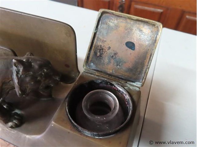 Bronzen inktstel met leeuwin - afbeelding 3 van  6