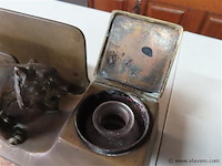 Bronzen inktstel met leeuwin - afbeelding 3 van  6