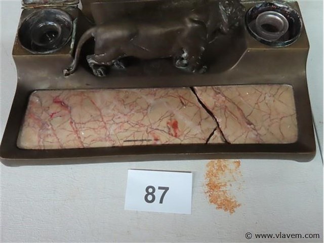 Bronzen inktstel met leeuwin - afbeelding 5 van  6