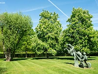 Bronzen monumentale compositie met mensfiguur en... - afbeelding 2 van  16