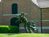 Bronzen monumentale compositie met mensfiguur en... - afbeelding 13 van  16