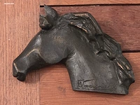 Bronzen reliëf / wandplaquette van een paardenkop...